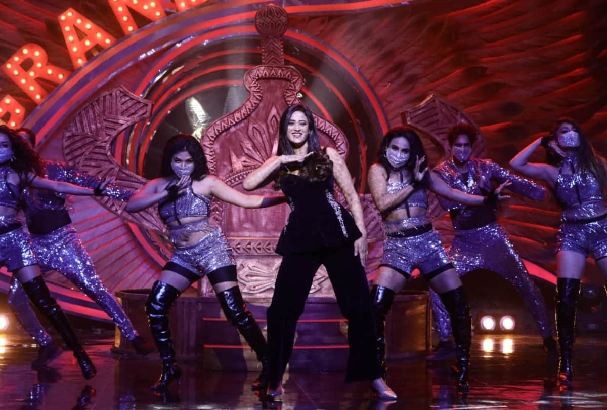 Bigg Boss 15 Grand Finale 2022 Live Updates Salman Khan started the grand finale with a performance the bb 15 winner will come out soon