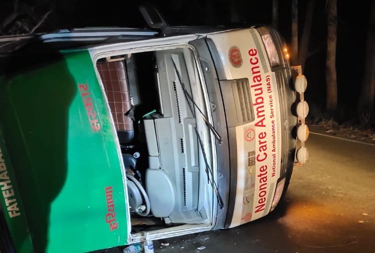 Four Employees injured after ambulance turned in Fatehabad