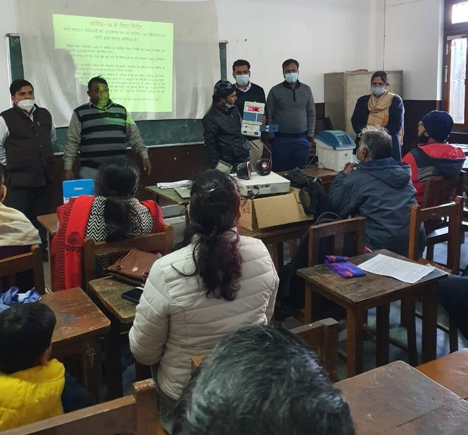 Hathras: Lessons of the instructions of the Election Commission taught to the polling personnel