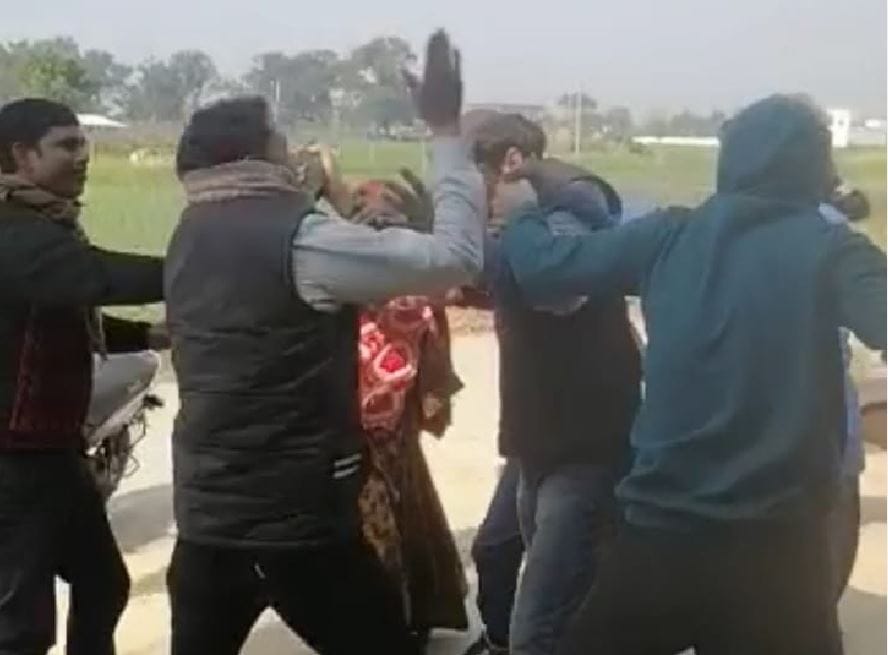 corona vaccination in jaunpur youths attack on teacher who went verifying vaccine case filed against three people