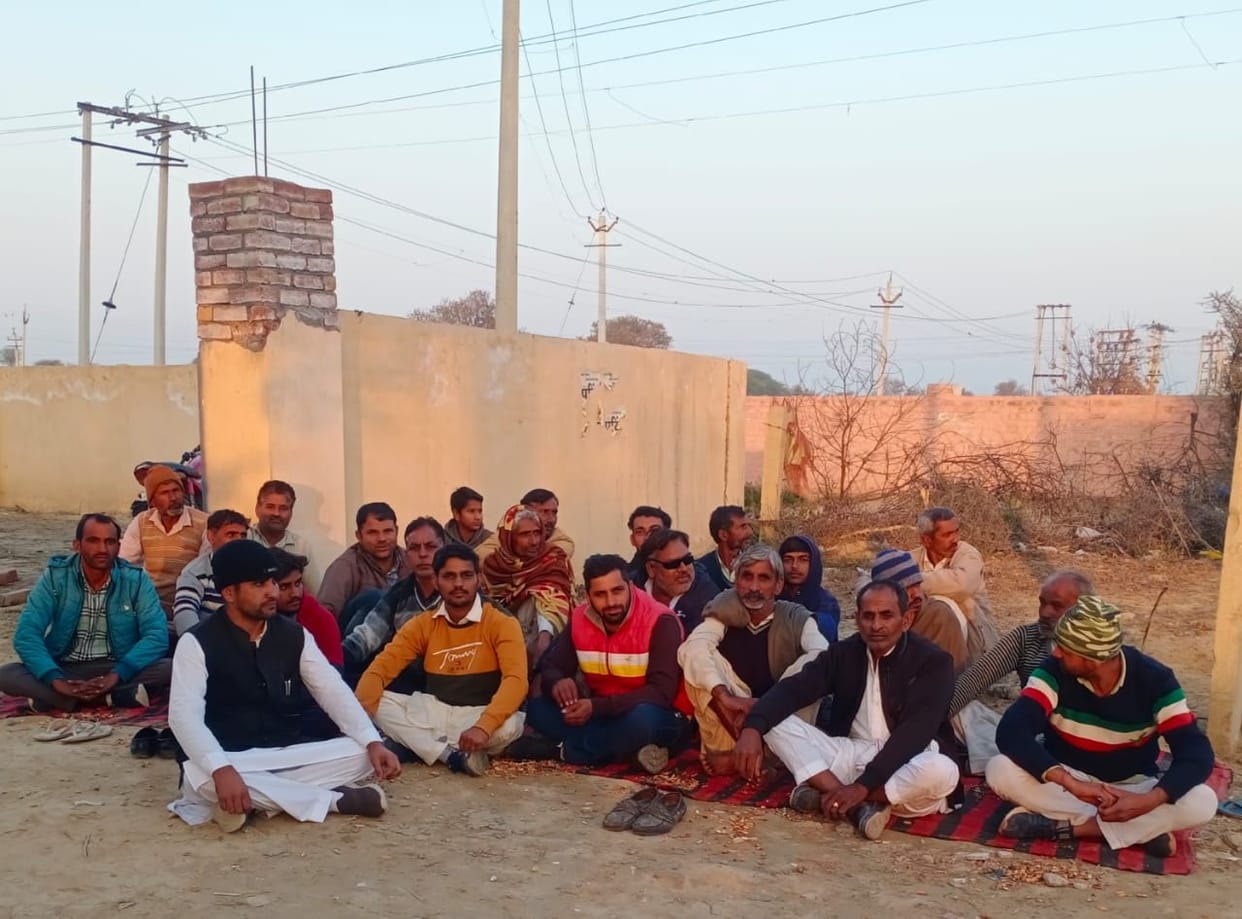 Angry farmers gheraoed against the functioning of PACS employees