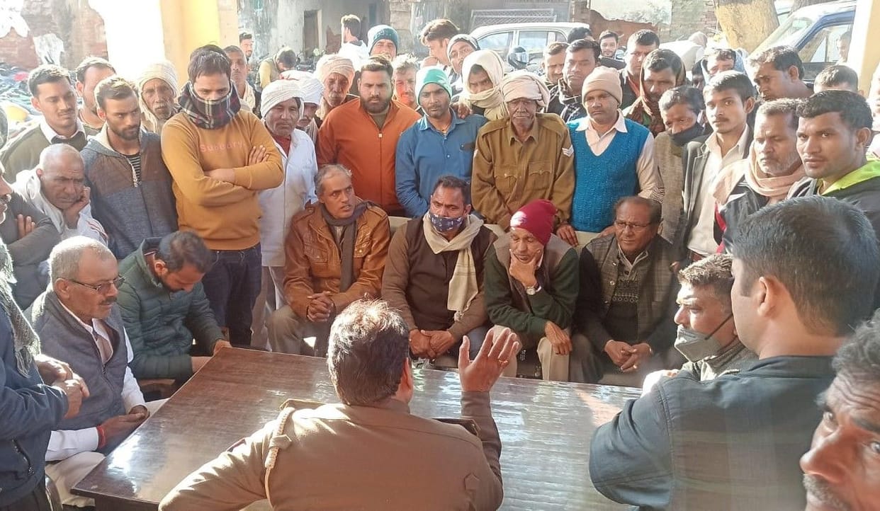Hathras: If the police did not take action, the angry villagers reached Kotwali