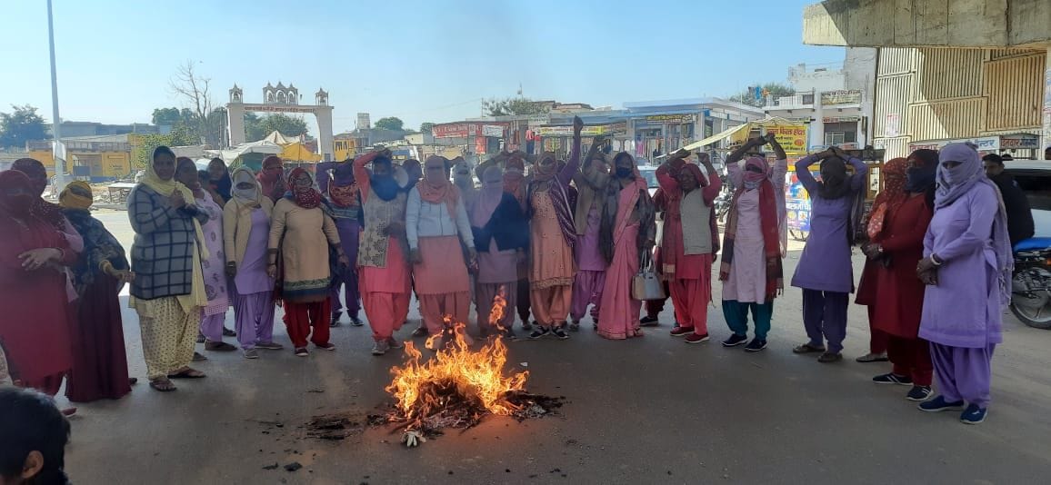 Anganwadi workers burnt the effigy of the government at the block level