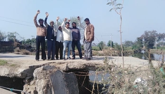 Hathras: Villagers demonstrated for the construction of a dilapidated culvert