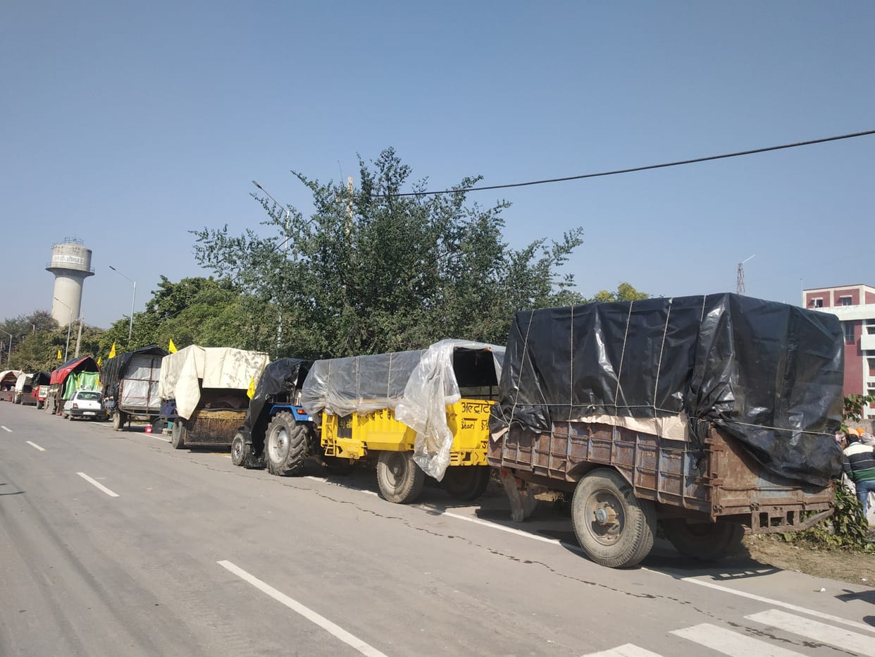 On the second day too, the farmers were on strike in front of the mini secretariat, spent the night in tractor-trolleys