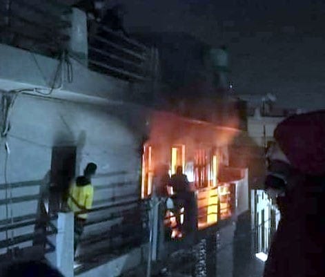 House caught fire due to short circuit, loss of lakhs of rupees
