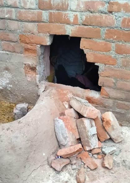 Money and jewelery crossed by breaking into the wall