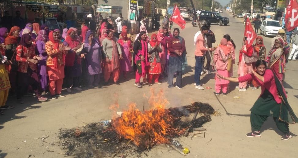 Anganwadi workers burnt the effigy of the government in 7 blocks of the district