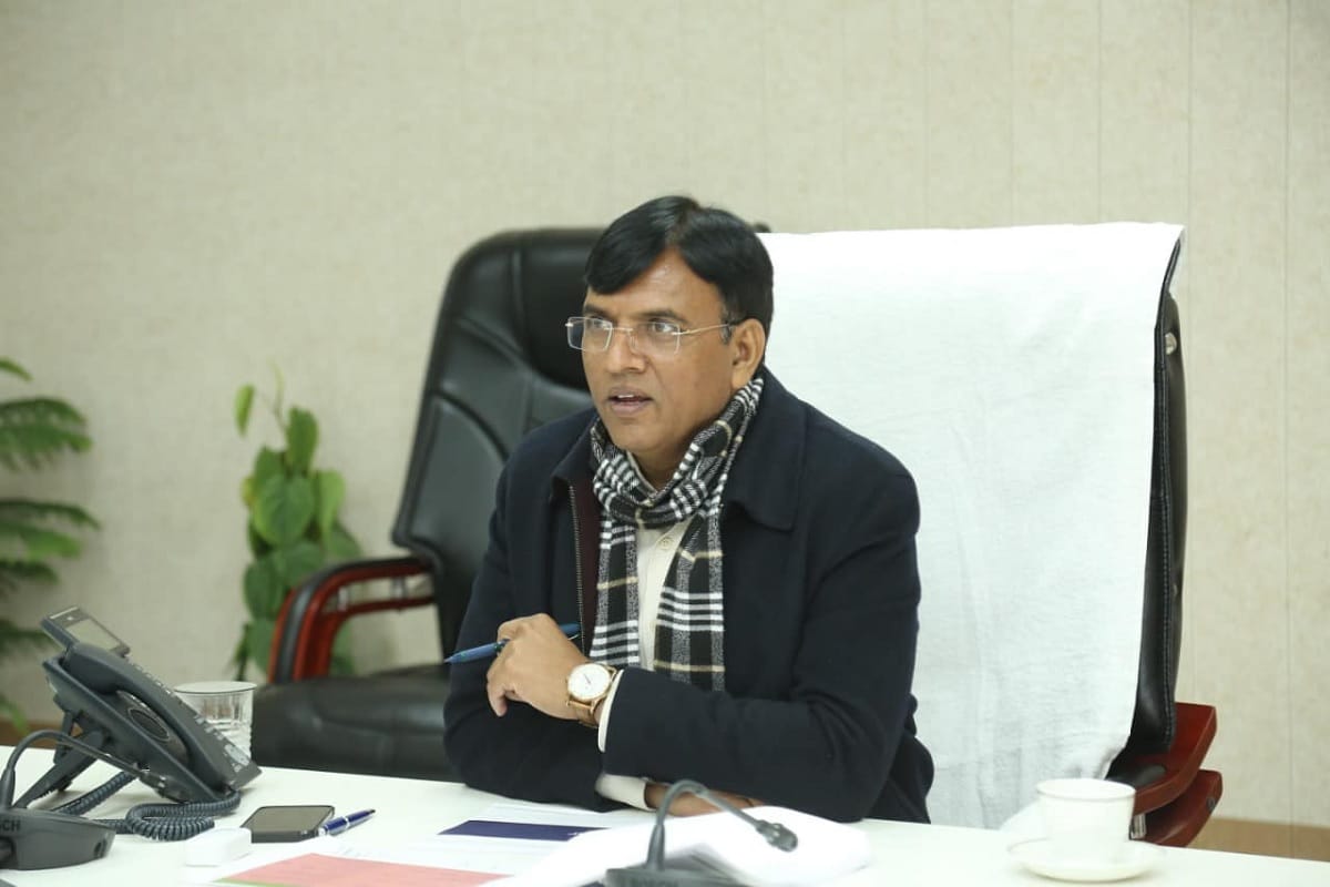 Mansukh Mandaviya asks five eastern states to be vigilant even though coronavirus cases reducing news in Hindi