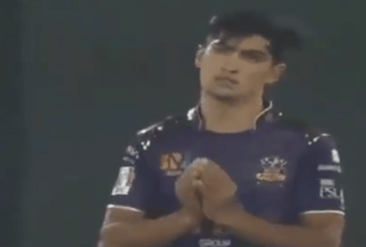 PSL 2022: Quetta gladiators vs peshawa zalmi, Pacer naseem shah pleaded to captain sarfaraz Ahmed, Video goes viral