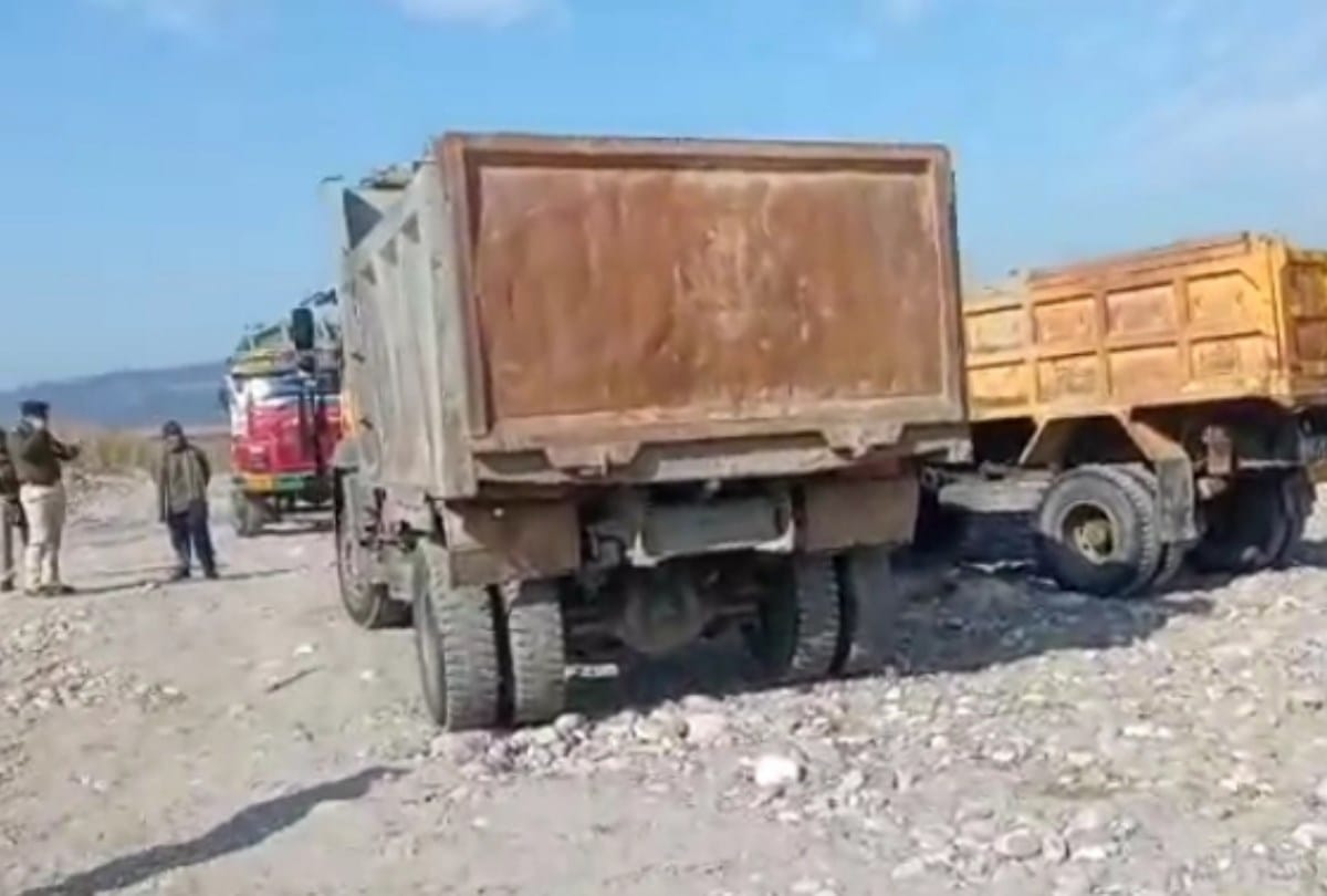 hamirpur police seized JCB machines engaged in illegal mining