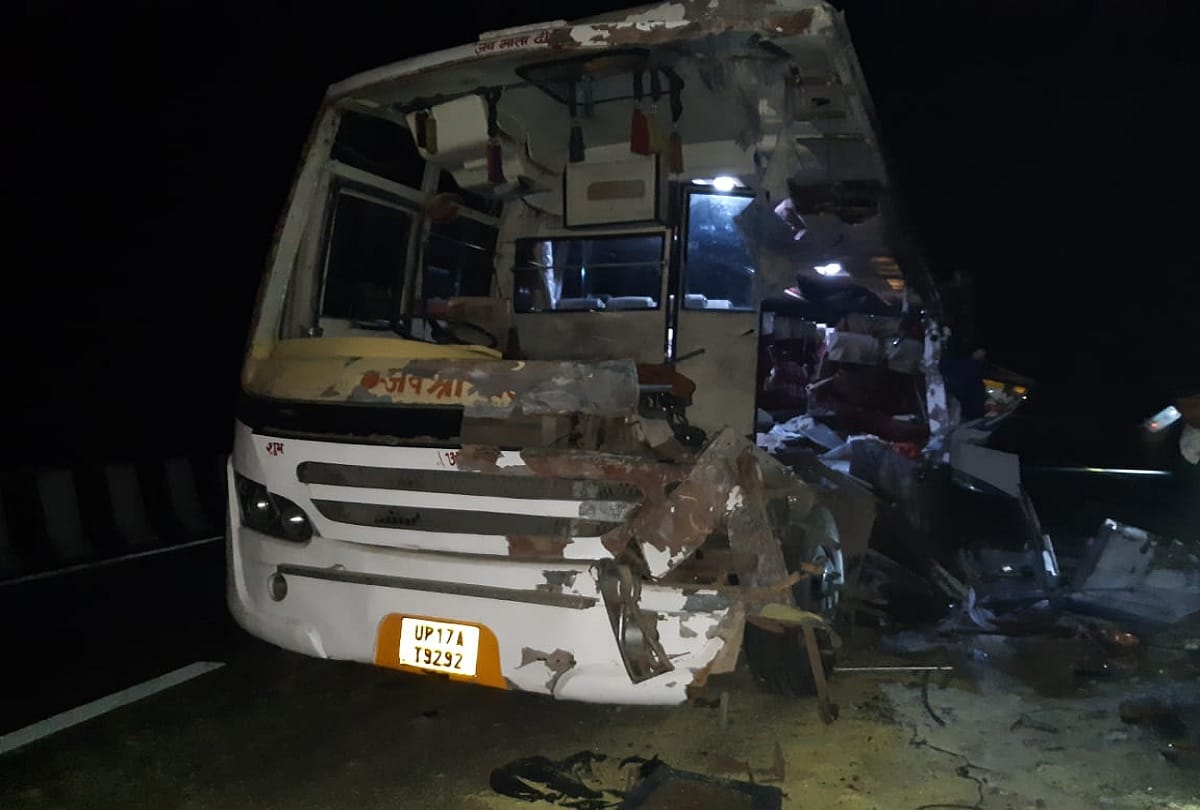 Big Road Accident On lucknow agra expressway Bus collided with truck in Kannauj