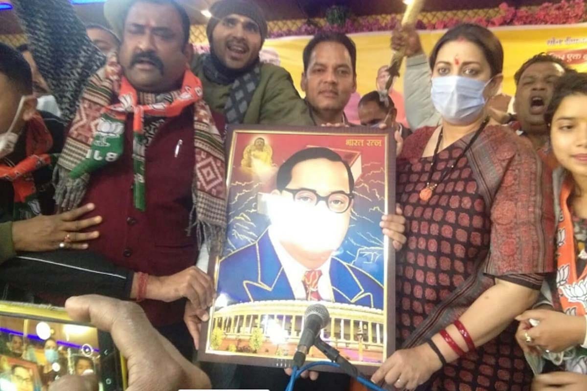 Smriti Irani: Ramraj caliphate now bows down to temples, the answer to the threat of SP leader