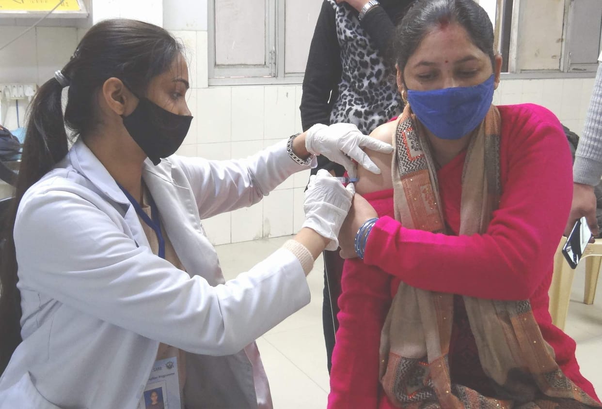 74 people including 24 tourists corona infected