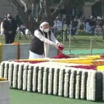 पीएम मोदी राजघाट पहुंचकर महात्मा गांधी को श्रद्धांजलि दी