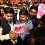 Prayagraj News :  कांग्रेस नेता हार्दिक पटेल को पटेल संस्थान के गेट पर रोक दिया गया।