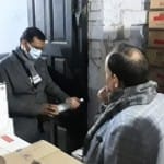 शराब की जांच करते आबकारी अधिकारी