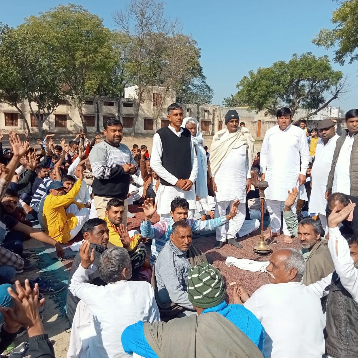Mahapanchayat of 11 villages of seven Bass held in Sultanpur, Announcement: Schools will open in any case on Monday