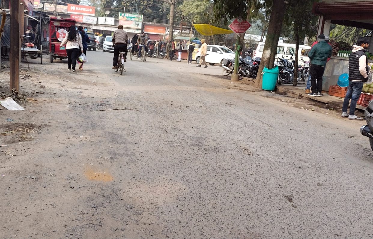 The potholes of the roads are becoming deadly, be careful