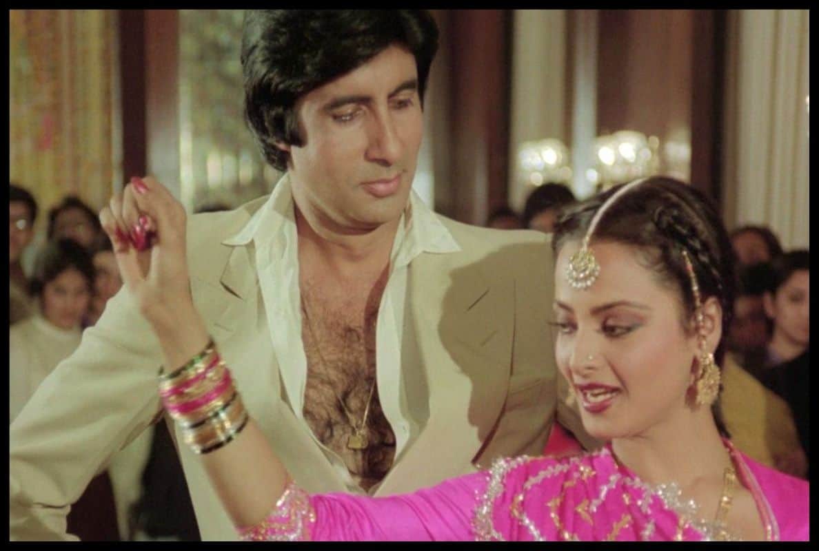Amitabh Bachchan shares funny picture in robe and asked question, Fans gave reply saying this is rekha ji hand