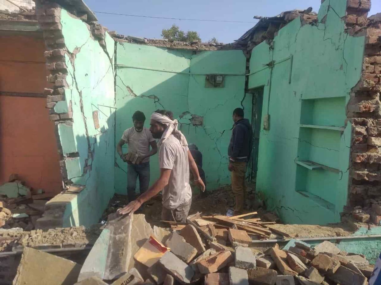 The roof of the house collapsed in Adarsh Nagar, half a dozen injured