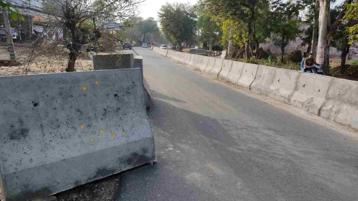 Accidents due to reduction in the width of the road due to the construction of a divider from Gokalpur to Navadi Ashram