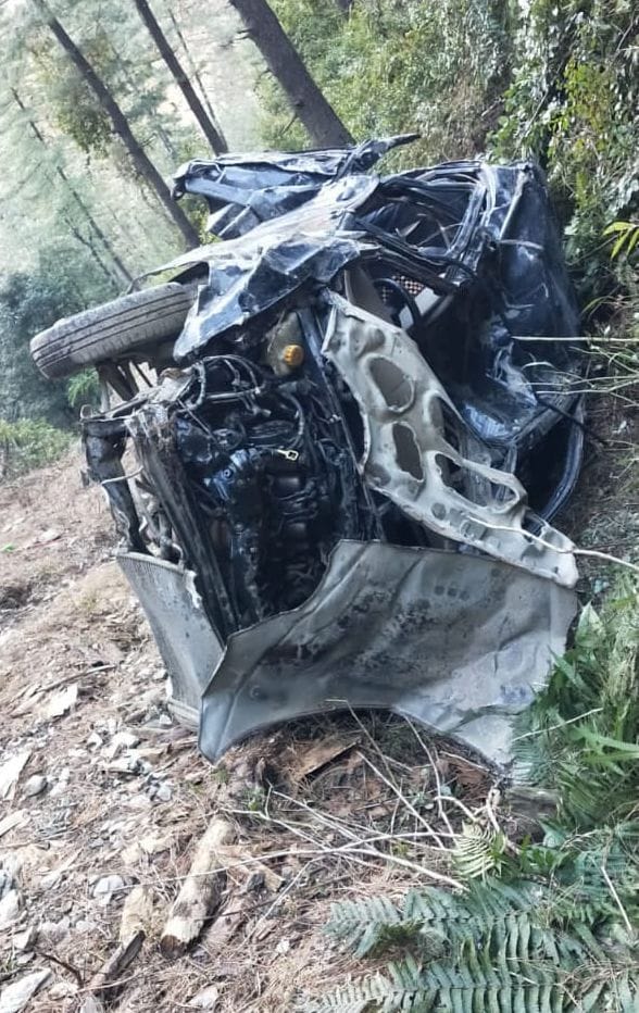 Car fell into a ditch in Gohar, three youths seriously injured