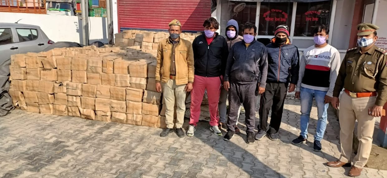 820 boxes of liquor brought for distribution in elections were caught, five smugglers arrested