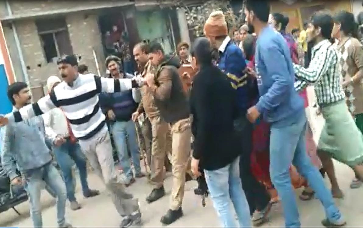 Police and local people clashed to get possession of  house in ballia women blocked road in front of hospital gate