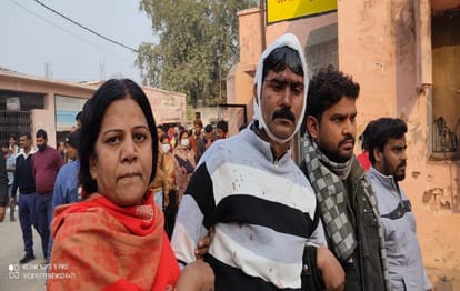 Police and local people clashed to get possession of  house in ballia women blocked road in front of hospital gate