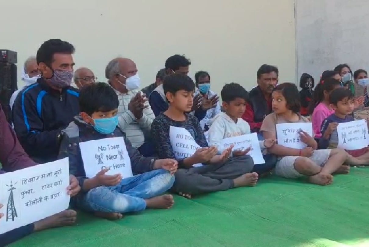 Unique protest in Bhopal: Children, elderly and women pleaded with God to remove the tower by performing bhajan-kirtan