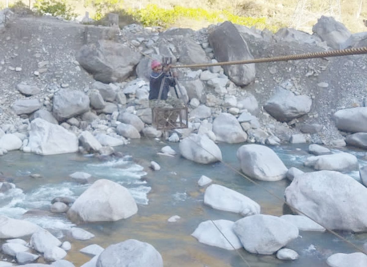 Ninety meter bridge being built with nine crores on Ravi river in Rajera