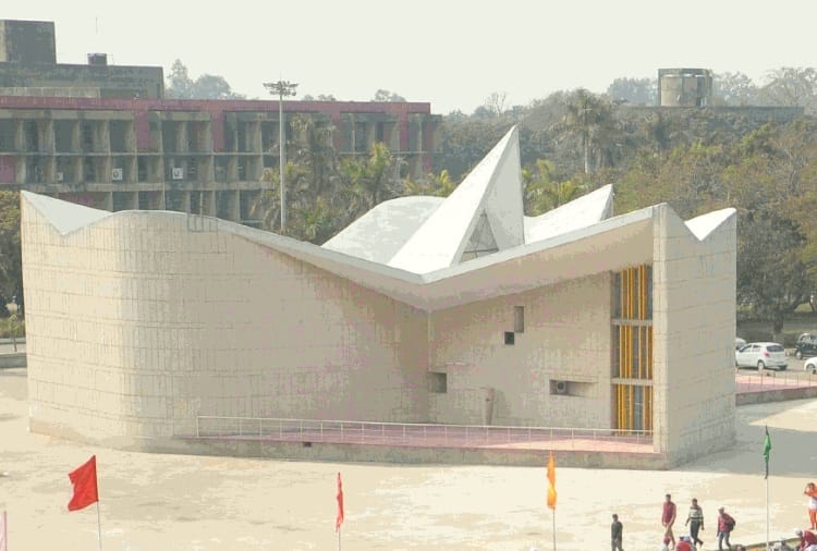 Gandhi Memorial Building of Sector-16 Chandigarh has 14 thousand books on Gandhiji's thoughts