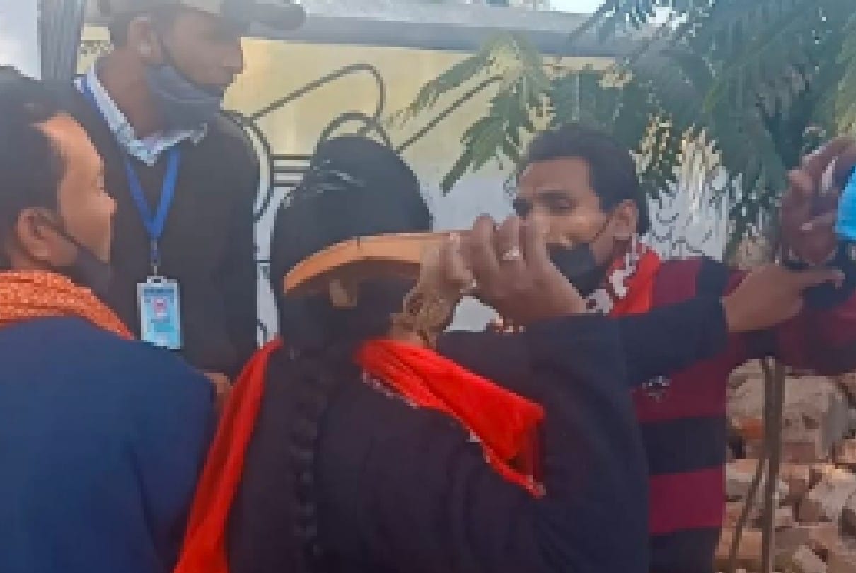 Do good and eat slippers: When asked to put on a mask in Chhatarpur, the woman beat up the seller of the mask with slippers, people saved