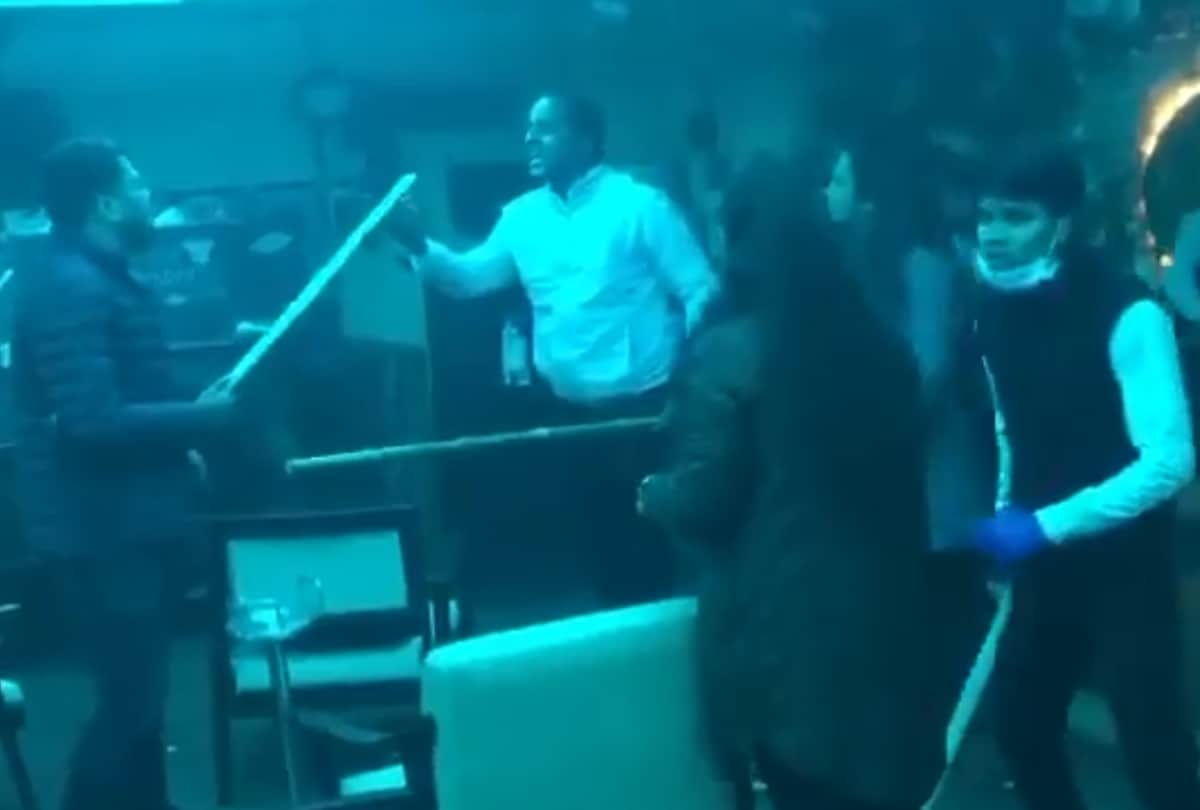 clash between two groups in farzi cafe in sumit building in Lucknow.