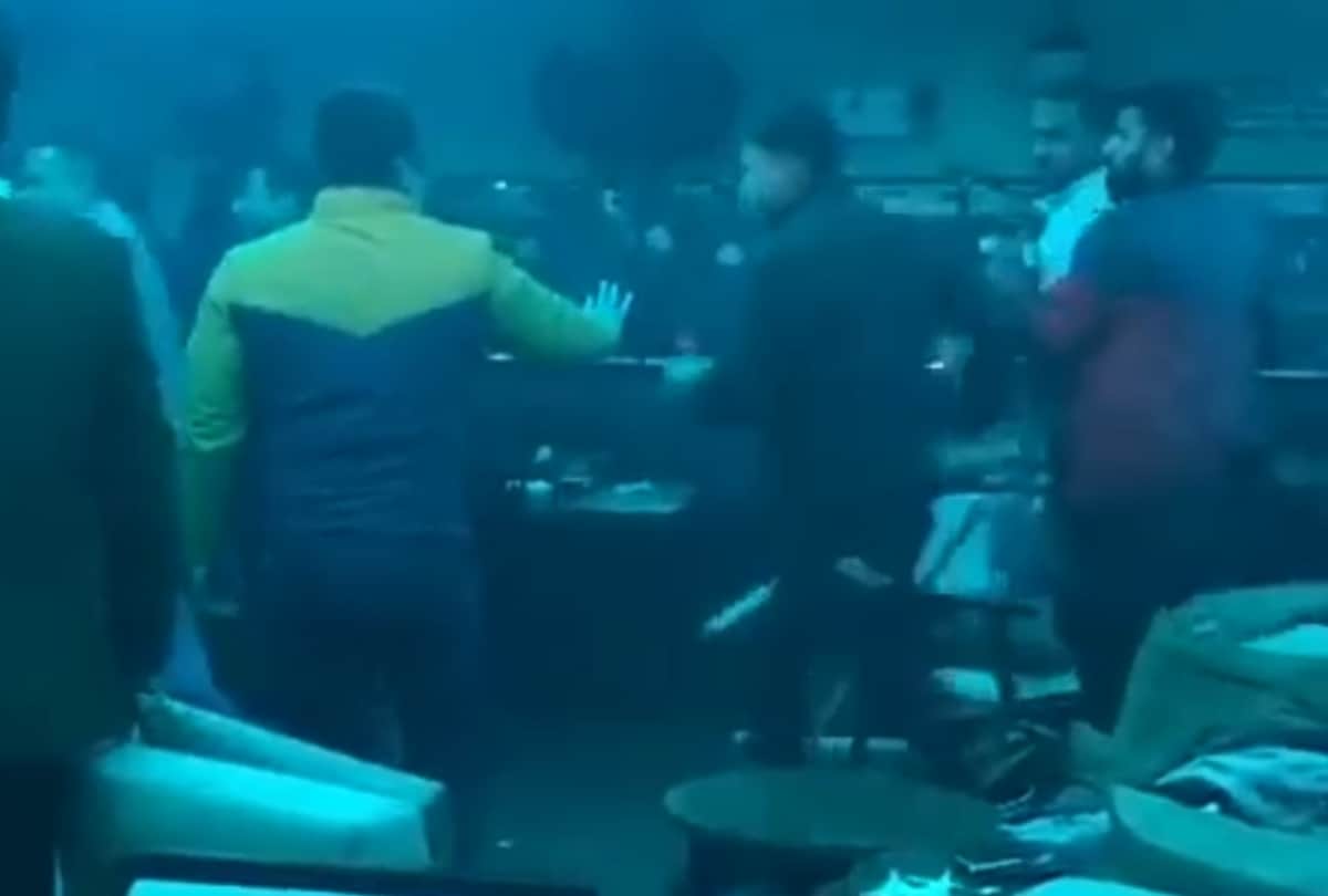 clash between two groups in farzi cafe in sumit building in Lucknow.