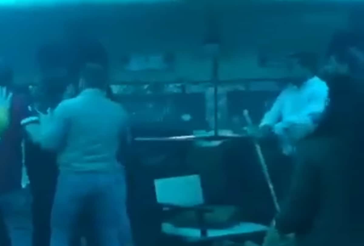 clash between two groups in farzi cafe in sumit building in Lucknow.