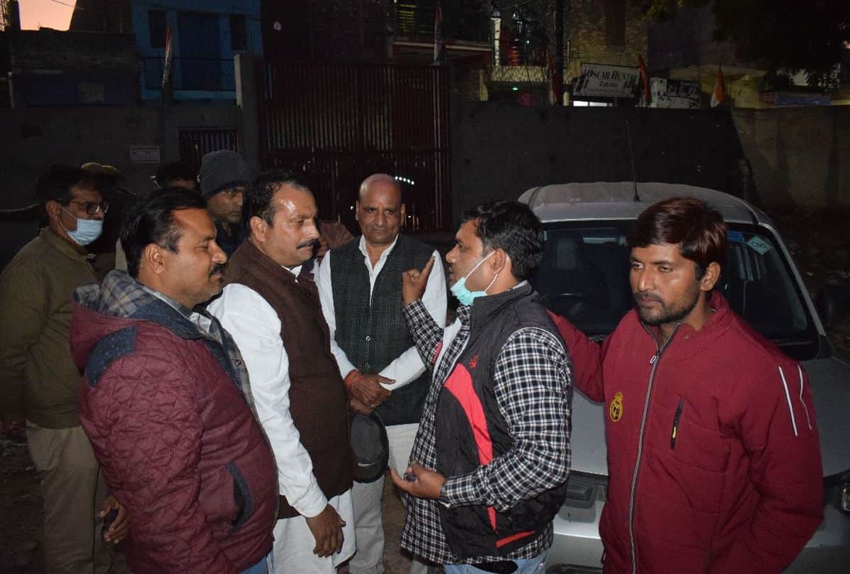 Congress leader threatens self-immolation after party cut his ticket in mainpuri