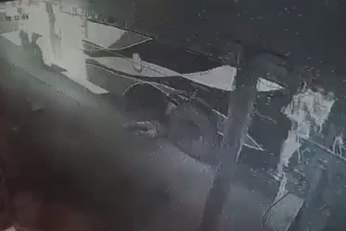 Damoh: Youth jumped under tire of moving bus, wheel mounted on waist, admitted to district hospital