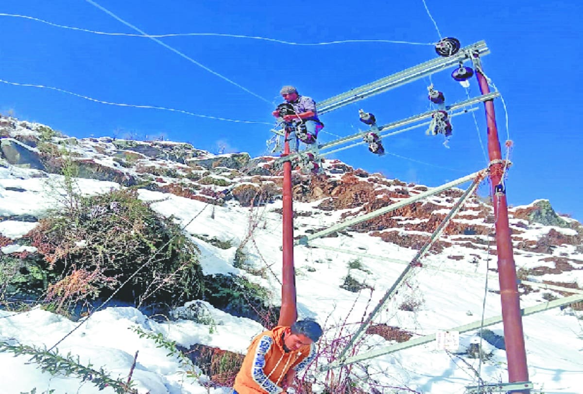 Jammu Kashmir: Temporary electricity workers will now get salary every month, the government's decision after the strike