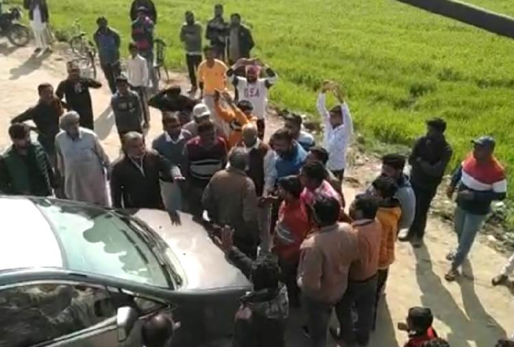 Congress candidate's father faced protest of villagers in Firozpur of Punjab