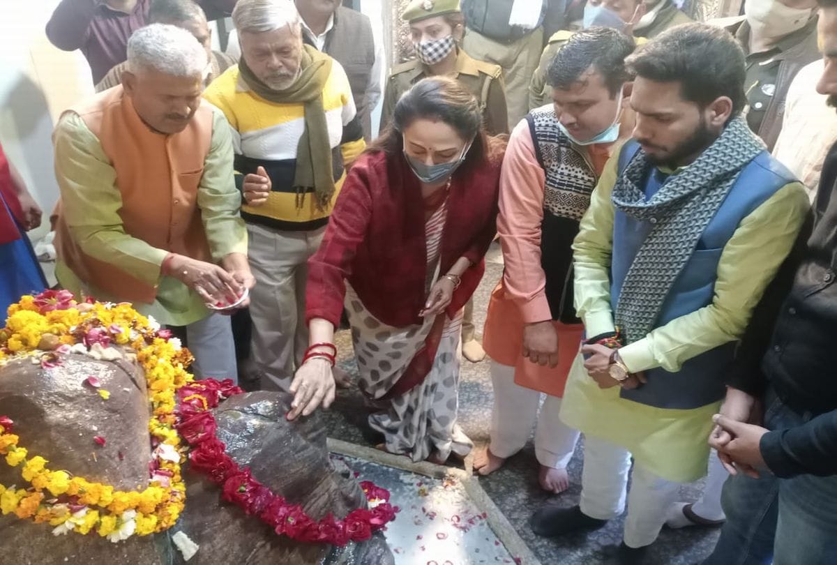 Bjp Mp Hema Malini Starts Campaign In Mathura Pray Govardhan Today