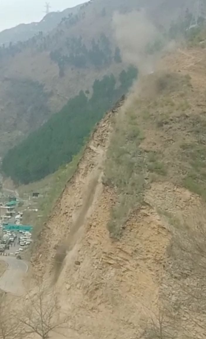 Blasting twice to break the mountain, the traffic on Pathankot-Bharmaur National Highway will also remain closed on Monday