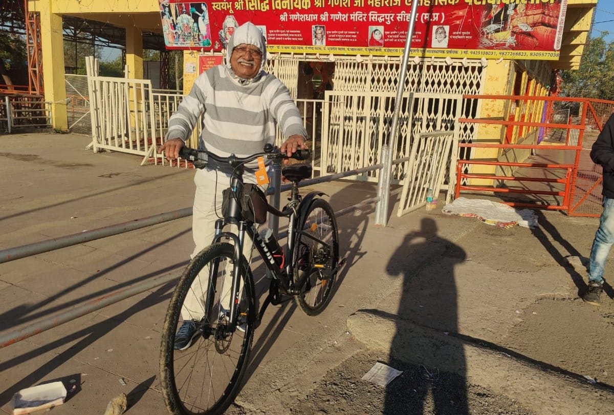 Sehore: Former commissioner Kavindra Kiyawat came to see Siddhi Vinayak riding a bicycle, people were shocked to see the cycle