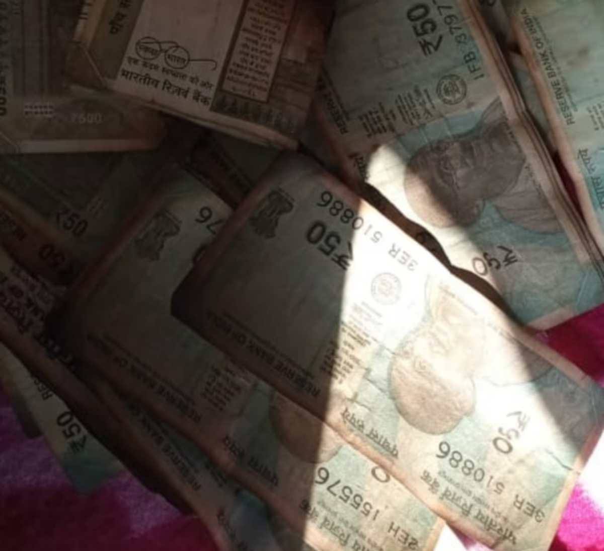 Dabangs set fire in the house 70 thousand cash and goods kept for daughter marriage burnt to ashes Jaunpur