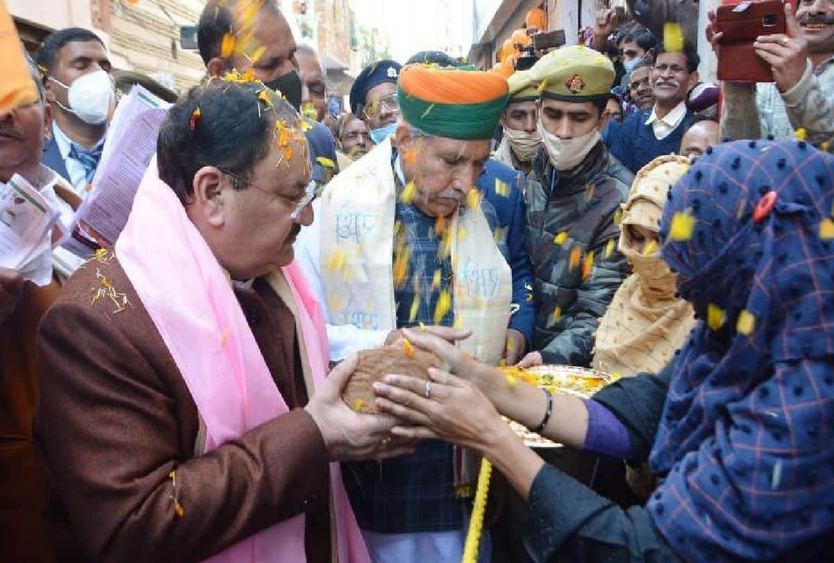 Muslim women welcome BJP President JP Nadda by applying tilak in firozabad