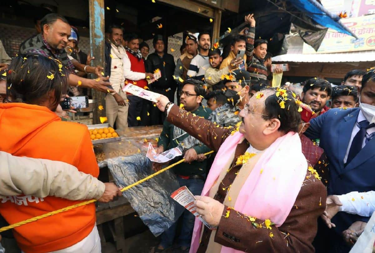 Muslim women welcome BJP President JP Nadda by applying tilak in firozabad