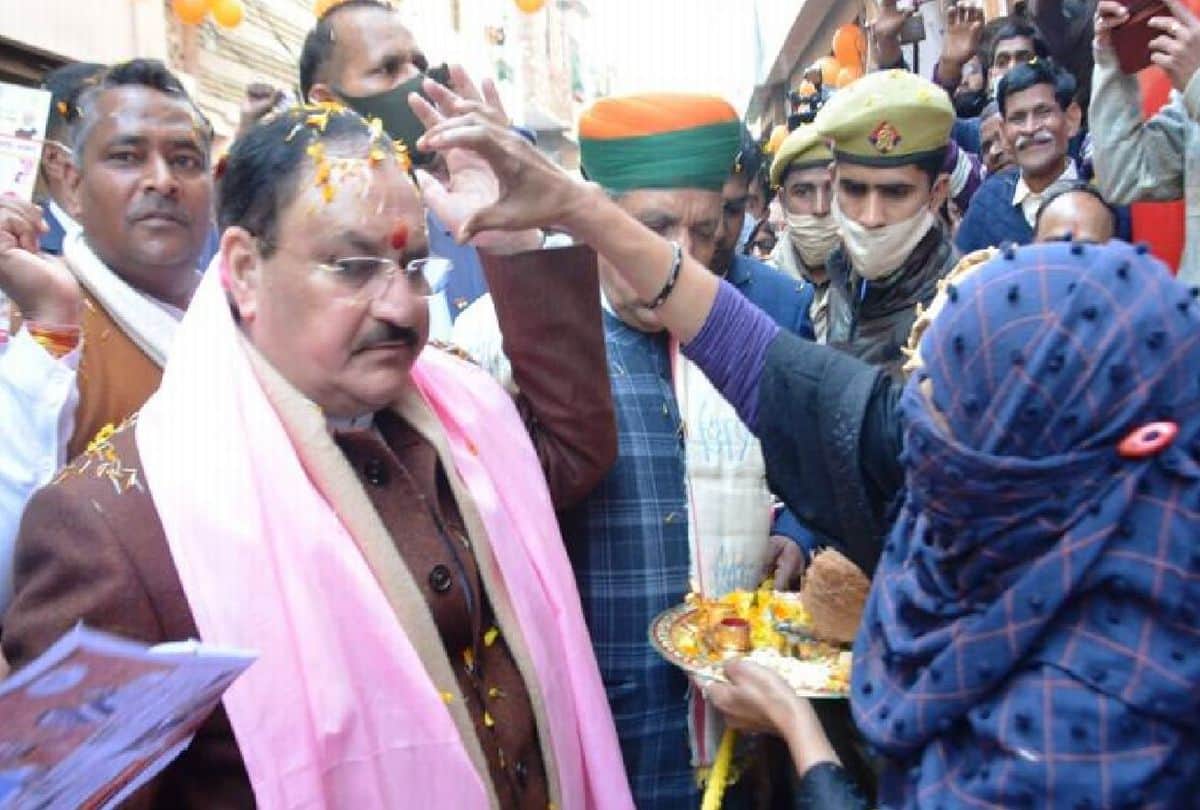 Muslim women welcome BJP President JP Nadda by applying tilak in firozabad