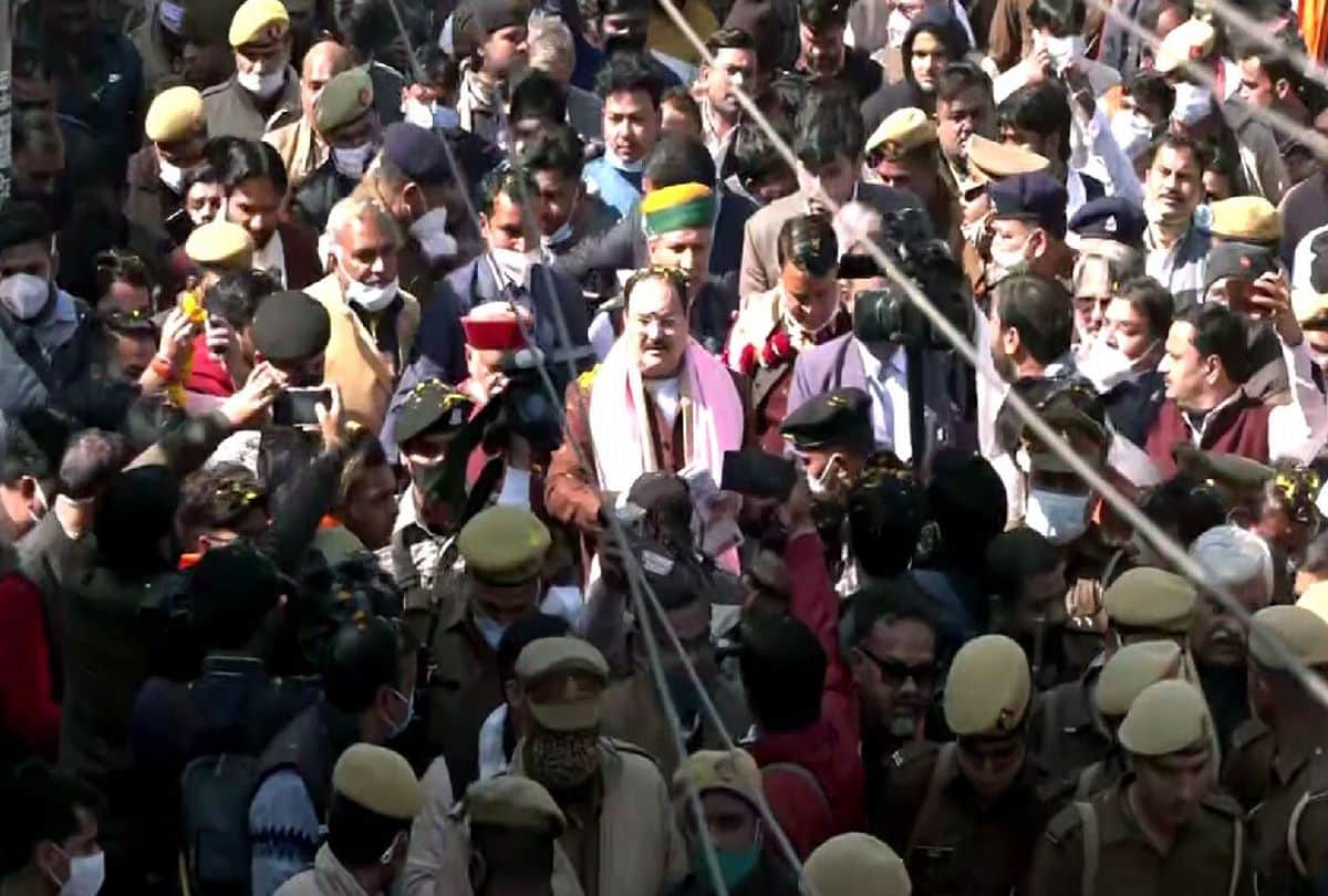 Muslim women welcome BJP President JP Nadda by applying tilak in firozabad