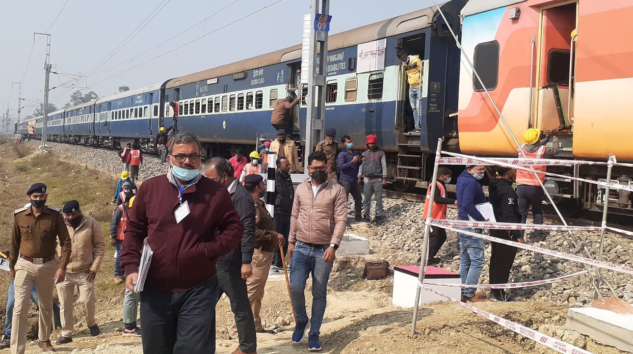 Electric train ran between Shahganj to Aztamgarh